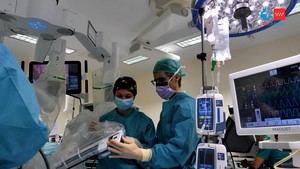 El Hospital 12 de Octubre realiza cirugía robótica a un bebé de 10 meses, el más joven en España
