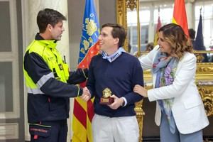 Almeida recibe homenaje de los Bomberos de Valencia por ayuda tras la DANA