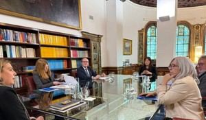 Gabilondo dialoga con la Fundación Mujeres sobre el apoyo a huérfanos por violencia de género