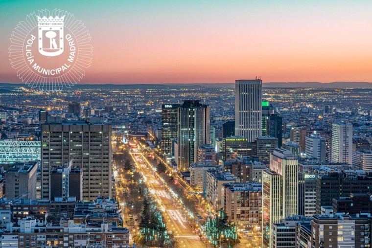 La Policía Municipal de Madrid inicia su jornada en la ciudad iluminada