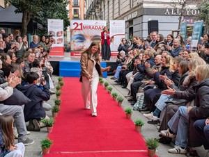 Desfile de moda inclusiva en la plaza de Pontejos para celebrar el Día Mundial del Síndrome de Down