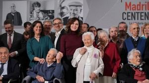 Díaz Ayuso presenta homenaje a los centenarios madrileños en nueva exposición