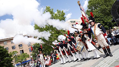El homenaje a los Héroes de la Independencia se celebra en el pabellón Móstoles Sur por lluvia
