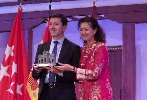 El alcalde de Valdemorillo recibe el Trofeo Puerta de Alcalá en defensa de la tauromaquia