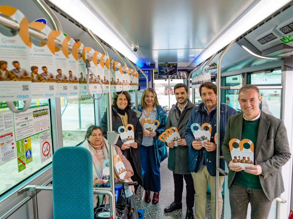 Torrejón de Ardoz impulsa el voluntariado para combatir la soledad de mayores en autobuses urbanos