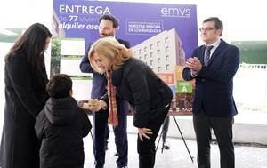 77 viviendas de alquiler asequible se entregan en Puente de Vallecas
