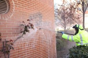 El Ayuntamiento limpia 45.000 metros cuadrados de pintadas en un año