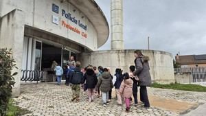Niños de Infantil exploran la sede de la Policía Local