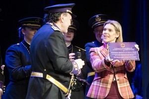 Judith Piquet reconoce a la Agrupación Jesús de Medinaceli por sus 25 años de música en Semana Santa