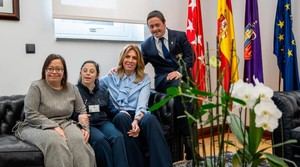 La alcaldesa de Pozuelo destaca el trabajo de tres empleados con Síndrome de Down