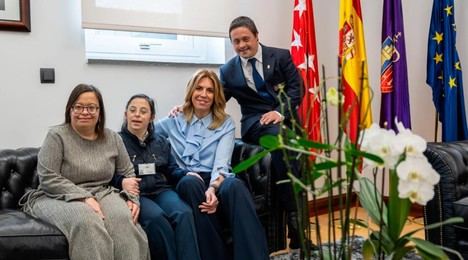 La alcaldesa de Pozuelo destaca el trabajo de tres empleados con Síndrome de Down