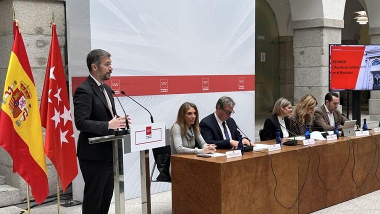 La Comunidad de Madrid presenta la conversión de Juzgados de Paz en Oficinas de Justicia a alcaldes