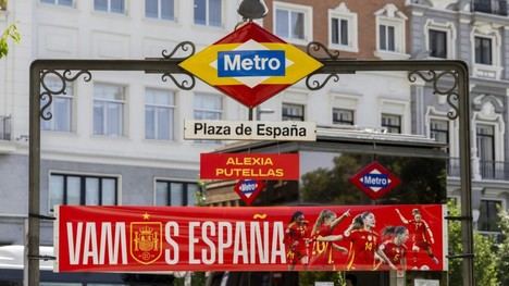 Apoyo a la Selección Femenina de Fútbol en el Metro de Plaza de España: Madrid lanza una campaña para visibilizar al equipo en la Eurocopa 2025