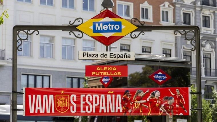 Apoyo a la Selección Femenina de Fútbol en el Metro de Plaza de España: Madrid lanza una campaña para visibilizar al equipo en la Eurocopa 2025