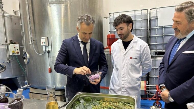 La Comunidad de Madrid lanza un vermú ahumado con caramelos de violetas