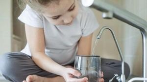 Madrid, la región con el menor consumo de agua embotellada en España: solo 18 litros por habitante al año