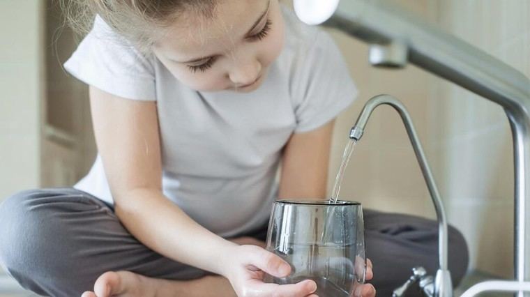 Madrid, la región con el menor consumo de agua embotellada en España: solo 18 litros por habitante al año