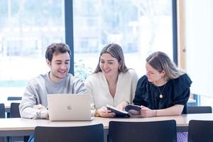 La UFV extiende becas de la Fundación Dádoris hasta el final del grado