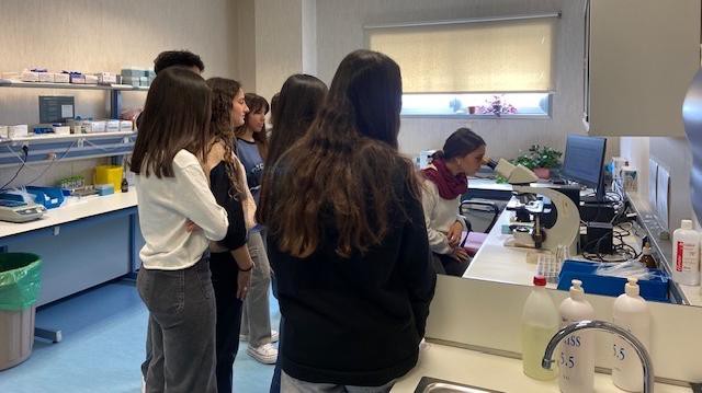 Más de 650 estudiantes visitan hospitales madrileños para conocer el mundo laboral