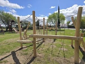 Renovación del parque de la calle Dalí con nuevos juegos infantiles