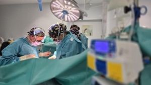 Hospital 12 de Octubre capacita a urólogos y enfermeras en láser para tratar cálculos urinarios